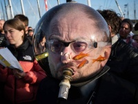 魚を散歩させる究極の方法。頭に装着した透明のヘルメットに水と金魚を仕込んでみた