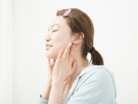 これでスッキリ！　女性が「小顔になるために日々実践していること」