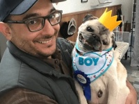 留守中、愛犬が寂しがらないように。自分の身代わりとなるマネキンを用意した飼い主