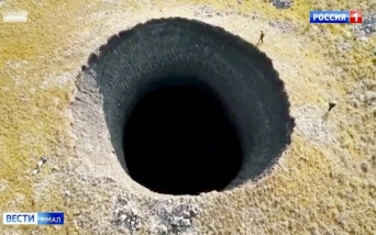 シベリアで偶然発見された深さ50メートル以上の巨大な穴。永久凍土が溶け地下にたまったメタンが爆発か（ロシア）