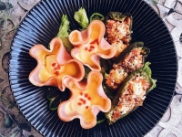 丸いキャンディーチーズを使って楽しくおいしい2品。花形ハムエッグとピザ風ピーマンの作り方【ネトメシ】