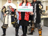 「越後上越 上杉おもてなし武将隊」の上杉謙信公と、上杉景勝。Jタウンネット編集部で