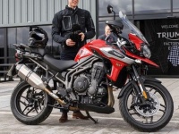 英ウィリアム王子がバイクの趣味を一時解禁！トライアンフの新型マシンを試乗