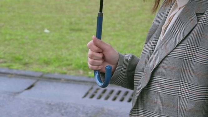 小学生の女の子と、そのお母さんが（画像はphotoAC）