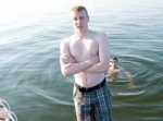 信じられない！　男が水面に立っている不思議な写真