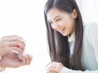 プロポーズしたのに貯金ゼロ!?　お金がない男性とでも結婚できる女性は●●％！