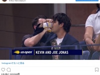 ジョー＆ケビン・ジョナス、全米オープンの観客席でビールを飲み干し腰振りダンス【映像】