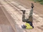 この男、ある動物を呼んでます⇒　ホントにきた！！