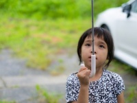 雨の中ですれ違う人たちが次々と...　2人の幼児を連れた若い母が、涙ながらに駐車場を目指した理由