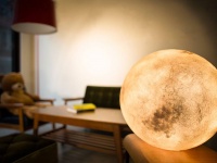お部屋に自分だけの月を！優しく光る「月型ランプ」で一日をほんわかしめくくる！