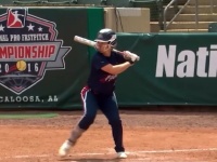 アメリカの女子ソフトの試合でカッコ良すぎる「バットフリップ」が炸裂！