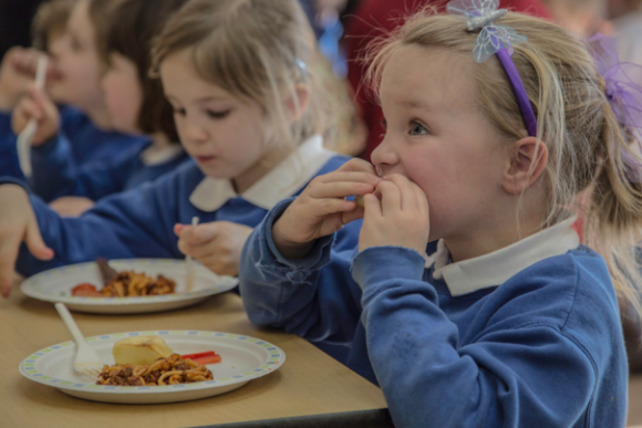 食料の質と量、安全面で問題を抱える児童はロンドンだけで約40万人いる（イギリス）