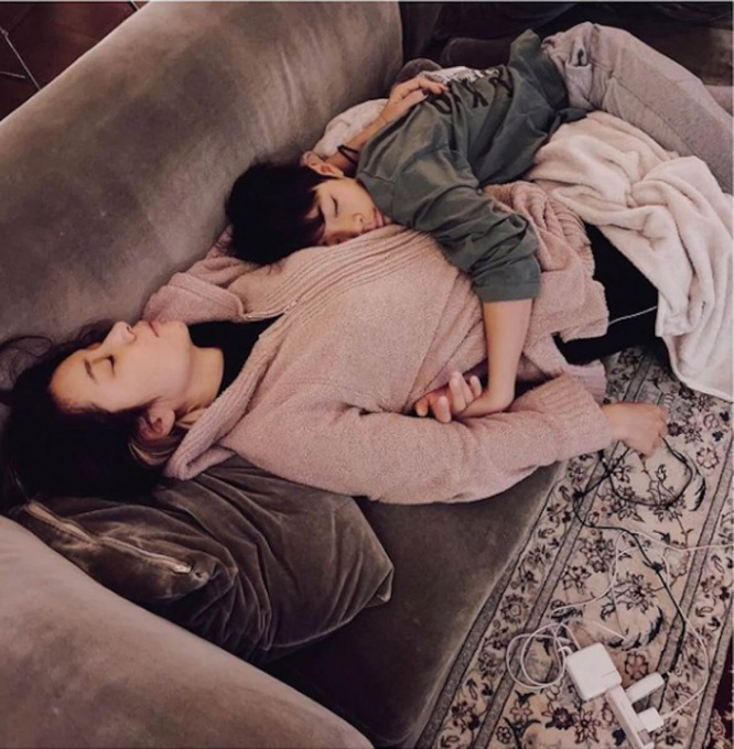 鈴木紗理奈 息子との添い寝ショットに大反響 幸せそう 寝たふり 1ページ目 デイリーニュースオンライン