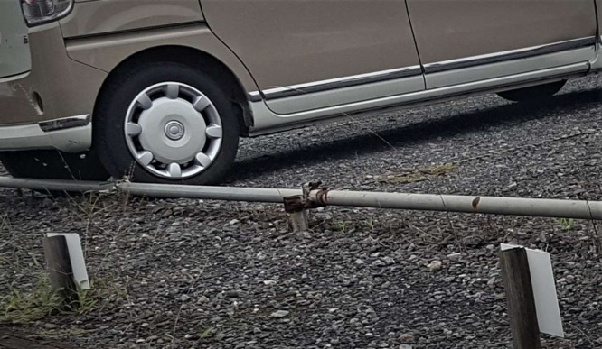 砂利の駐車場で...(画像はイメージ)