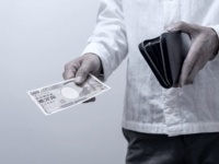 「デート帰りに1人で電車に乗ってた20代の私。サラリーマン風の男性に『これで...』と1万円を渡されて...」（東京都・50代女性）
