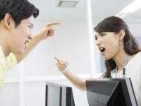 こっちは暑いんだよ!!　男性が「寒がりな女性」にイラッとした瞬間・4選