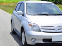 農道に停まる車