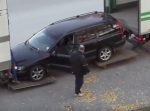 この手があったか。　スロープを使わずにトラックに車を積み込む方法。