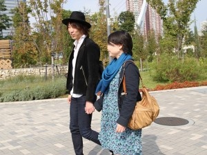 手を繋いで歩く男女