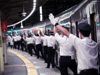 「これぞ阪急クオリティ！！」乗客の安全を守るため...花火大会当日に撮影された駅員たちの「連携プレー」がカッコよすぎる