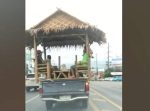 快適そう…！　ピックアップトラックの荷台をテラス風に改造。