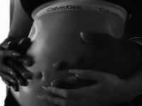 クロエ・カーダシアン、妊娠をついに発表 