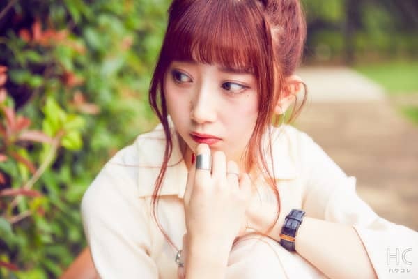 不安げな表情の女性