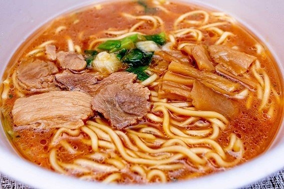 濃い飴色のスープが印象的