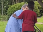 困っているお婆さんと出くわした少年がとった行動が素敵すぎると話題に