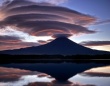 富士山写真家も「奇跡レベルです！」　朝焼けの空と湖面に渦を巻く「つるし雲」が雄大すぎる