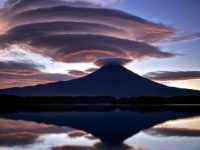 富士山写真家も「奇跡レベルです！」　朝焼けの空と湖面に渦を巻く「つるし雲」が雄大すぎる