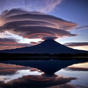 富士山写真家も「奇跡レベルです！」　朝焼けの空と湖面に渦を巻く「つるし雲」が雄大すぎる