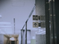 「トイレに行くと、前には集団で並ぶ30代ぐらいの女性たち。『もれちゃう～』と泣きそうな娘をあやしていたら...」（神奈川県・40代女性）