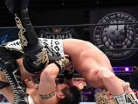 タイチにオコーナーブリッジを決めるSANADA