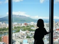 こんなに大きく見えるの!? 鹿児島の絶景ホテルで「桜島ルーム」に泊まってみた