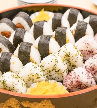 職場行事でおにぎり食べた『53人発症・4人受診』　「黄色ブドウ球菌」集団食中毒　提供した店を【4日間】営業停止処分