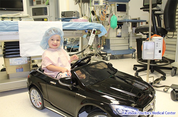 手術を迎える子供たちの気持ちを和らげるため。電動ミニカーを運転して手術室に行けるサービスを開始（アメリカ）