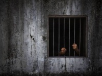 母親に25年間も屋根裏部屋に監禁されていた女性の悲劇の物語