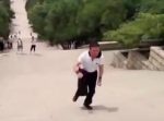 これぞ神業。超高速かつ後ろ向きで階段を降りる男性が話題に。