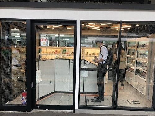 出口付近からの店内