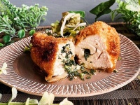 ウクライナ伝統のカツ料理、中からバターがとろ～り溶けだす「チキンキーウ」の作り方【ネトメシ】