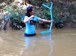 塩化ビニールのパイプで弓を作って“ボウフィッシング”する少女が凄い