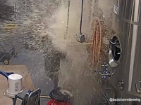 醸造所でビールが大噴射！後ろに吹き飛ばされる従業員