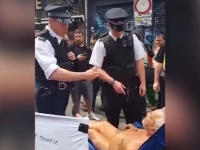 ロンドンの超観光スポットでパンツ一丁で日光浴して警察に連行されたバカがアツすぎるwww