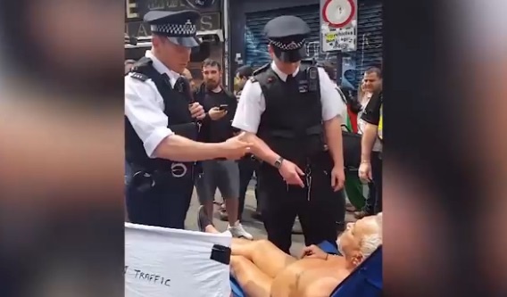 ロンドンの超観光スポットでパンツ一丁で日光浴して警察に連行されたバカがアツすぎるwww