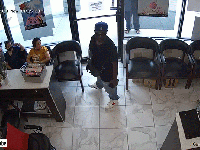 ネイルサロンに強盗に押し入った男、全員に無視され挫折、手ぶらで店を立ち去る