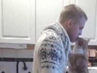 お出かけの前の儀式のイチャコラ。飼い主にキスをせまる猫のかわいさよ