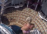 海上の豪華客船内の飛び込み台から“飛ぶ”映像が絶景