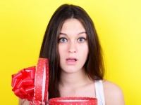 「透けてる水着」や「体操服のコスプレ」!?　男性から貰ったありえないプレゼント6選