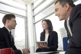 結婚後、「彼の昇進が望めないなら、私が稼ぐ!!」と思う？　半数以上の女性が〇〇！